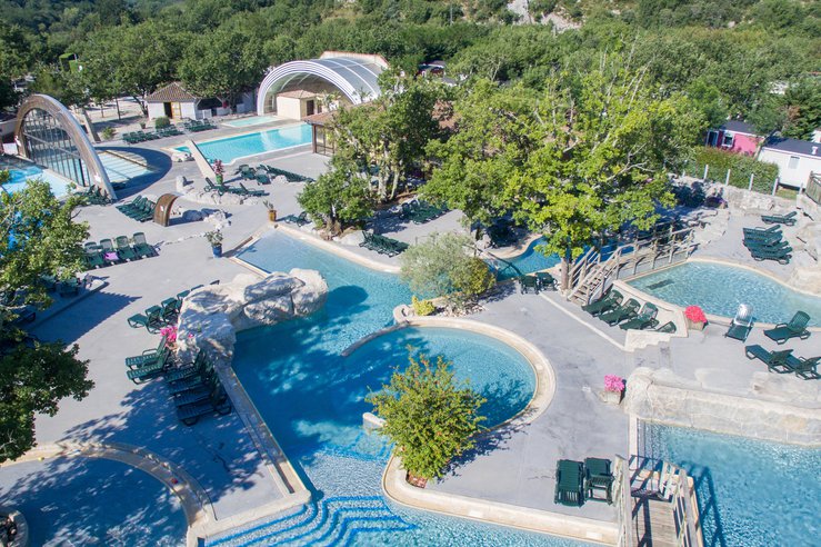 Camper dans le luxe : quel établissement choisir en Ardèche ?